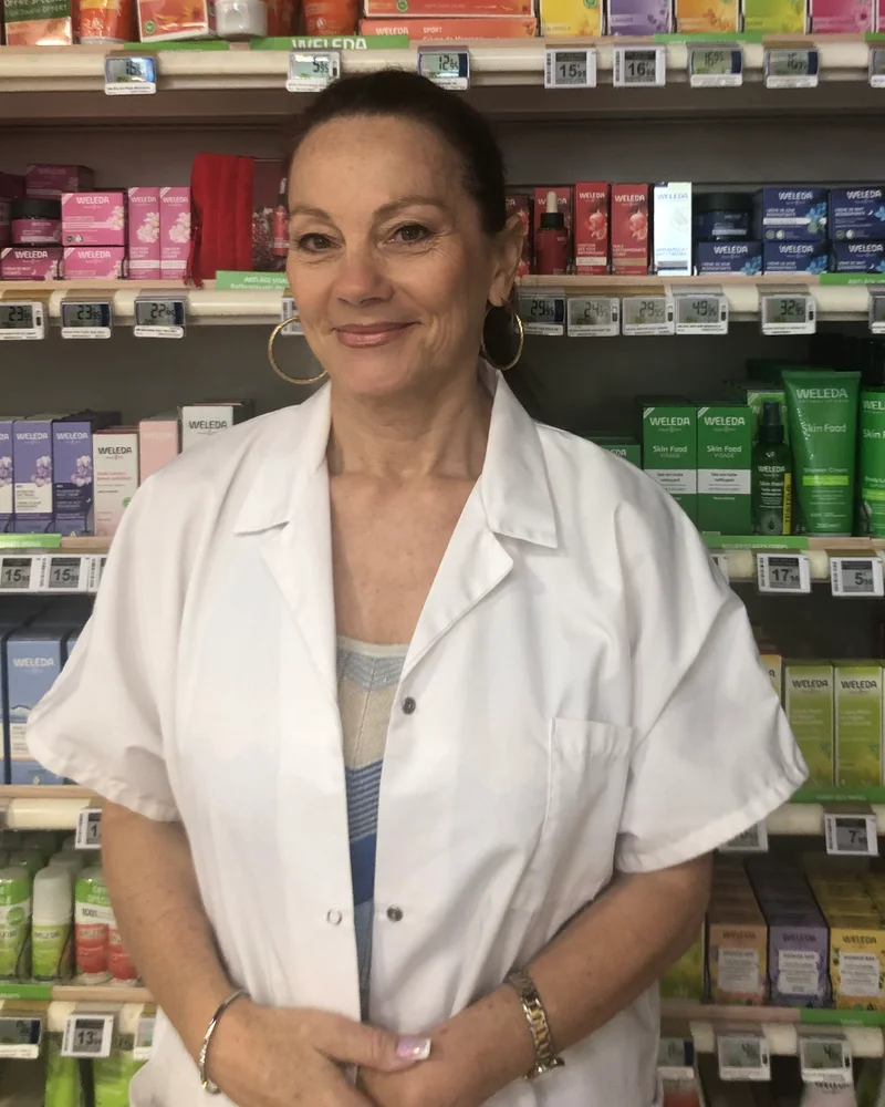 Suzie, prothésiste ongulaire, en blouse blanche à Perpignan